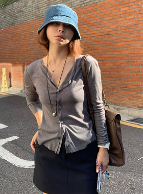 333sss 纸片人！灰色修身气质薄款长袖v领tee开衫女秋短款T恤
