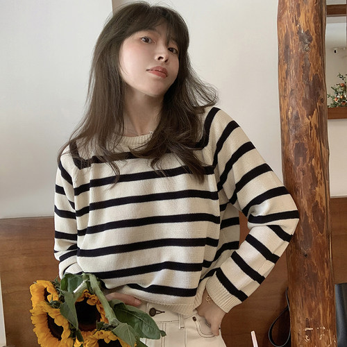 简约圆领套头黑白条纹毛衣女短款