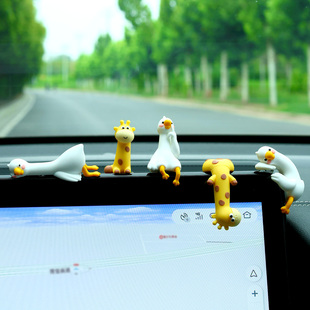 搞怪有趣车载中控屏趴趴特斯拉屏幕公仔车载装 饰品摆件汽车内饰女