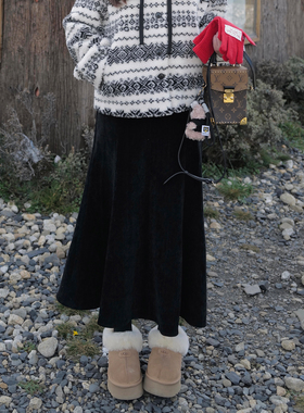 INNQ【曼妙身姿】2025冬松紧高腰黑色丝绒鱼尾斜裁显瘦半身长裙女