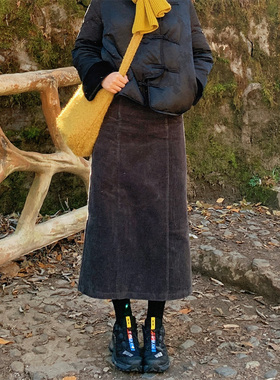 INNQ【塑形神器】百搭显瘦深灰色灯芯绒冬高腰后开叉直筒半身长裙