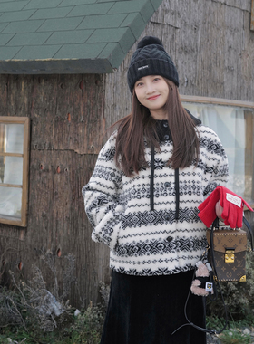 INNQ【北欧童话】仿羊羔毛费尔岛提花宽松减龄连帽皮毛一体外套女