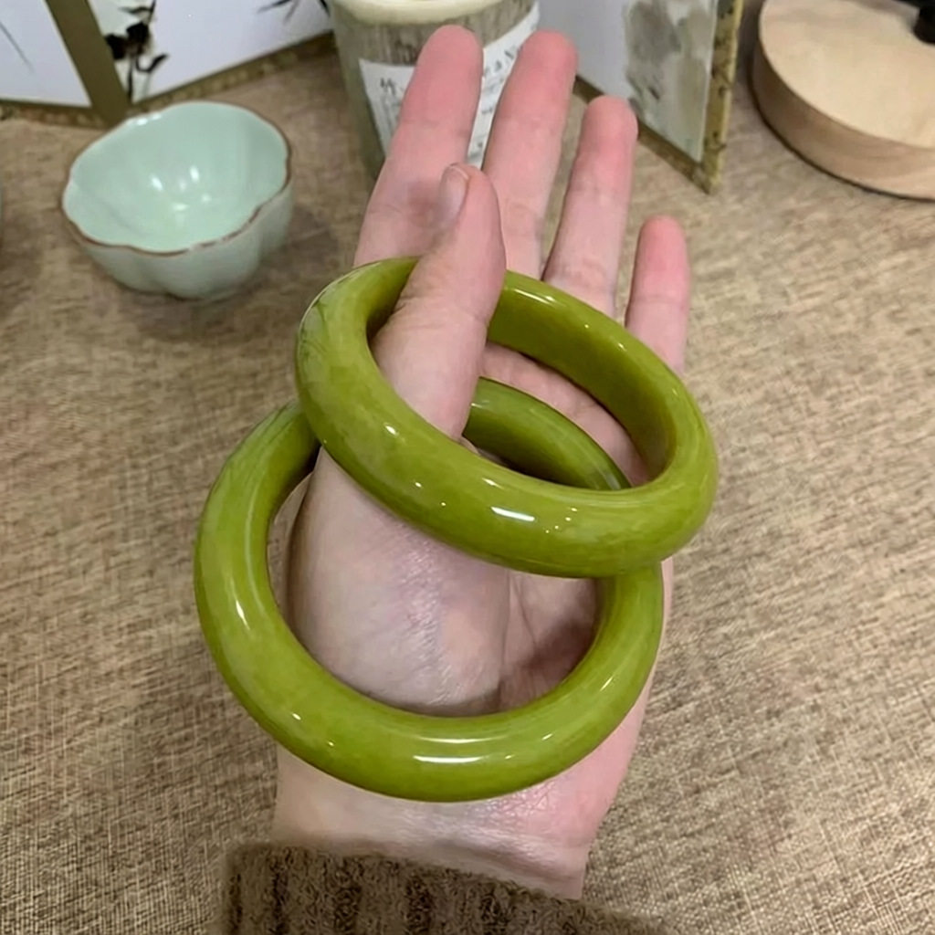 天然黄岫玉手镯牛油果色女士