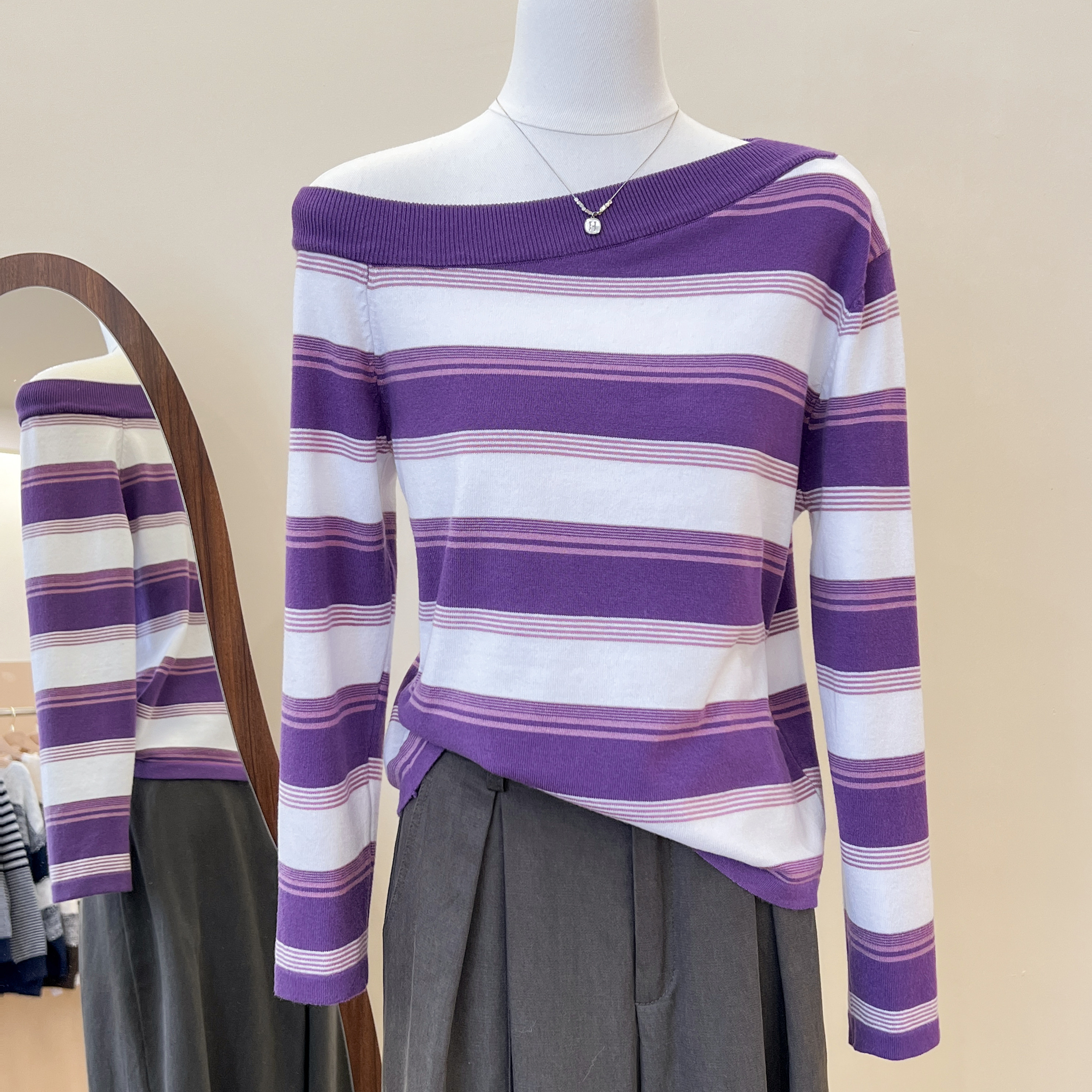 斜肩领黑灰条纹长袖t恤女秋冬