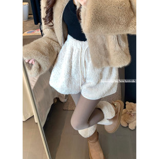 绝美巨好看白色羊羔毛裤子外穿女2026春抽绳系带休闲阔腿毛绒短裤