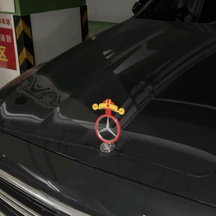 奔驰立标帽子摇摆弹簧发财帽2026过年车载摇头装饰配饰招财进宝