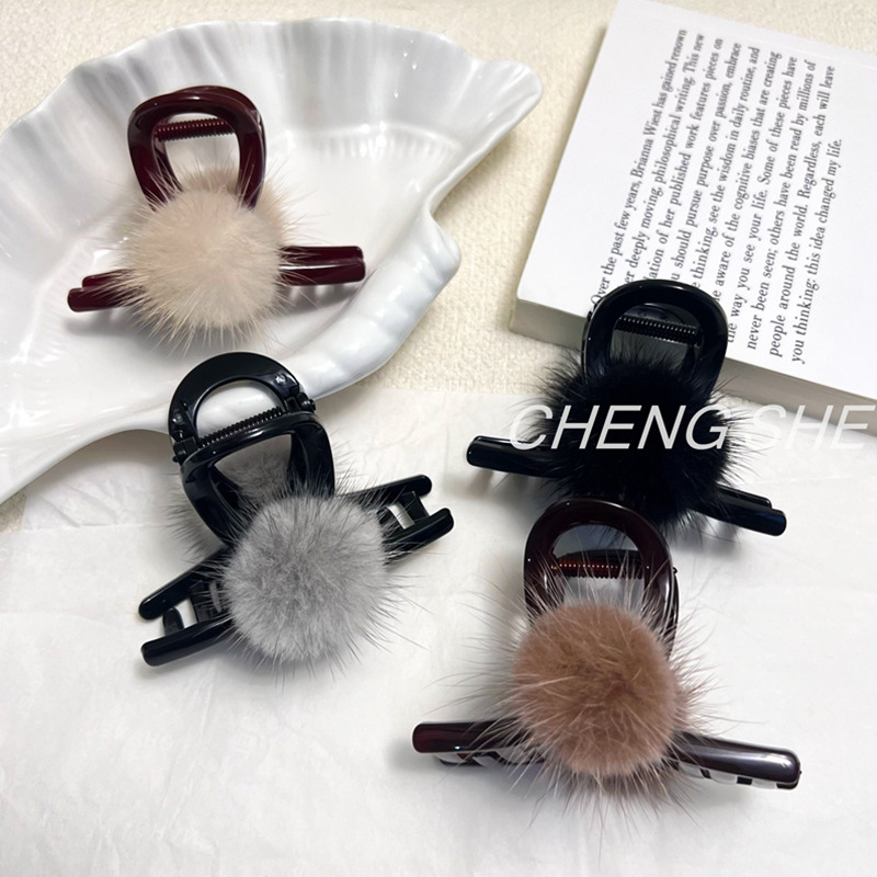 感水貂毛毛球发夹后脑勺抓夹秋冬优雅鲨鱼夹轻奢小众新款头饰
