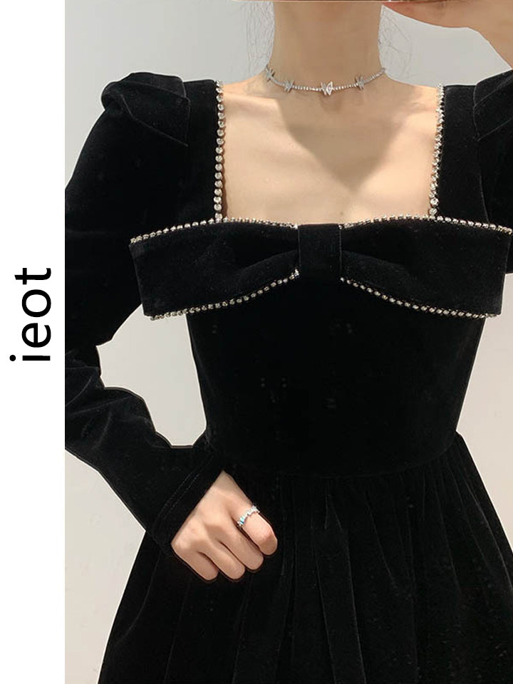 复古方领赫本风金丝绒连衣裙女秋冬新款法式收腰显瘦礼服小黑裙子