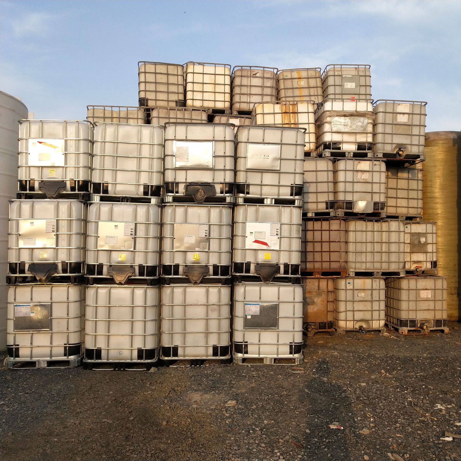 出售二手吨桶 塑料桶 化工桶 化学原料桶 二手10吨塑料罐