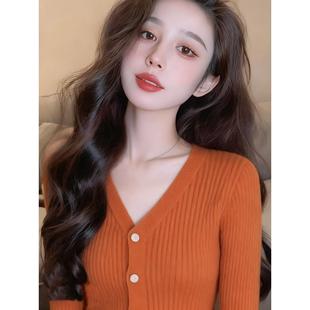 MONLOUVE设计感橙色v领长袖毛衣针织开衫女秋冬新款休闲简约修身