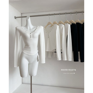 辣妹修身长袖加绒T恤女秋冬季新款V领短款气质白色打底衫内搭上衣