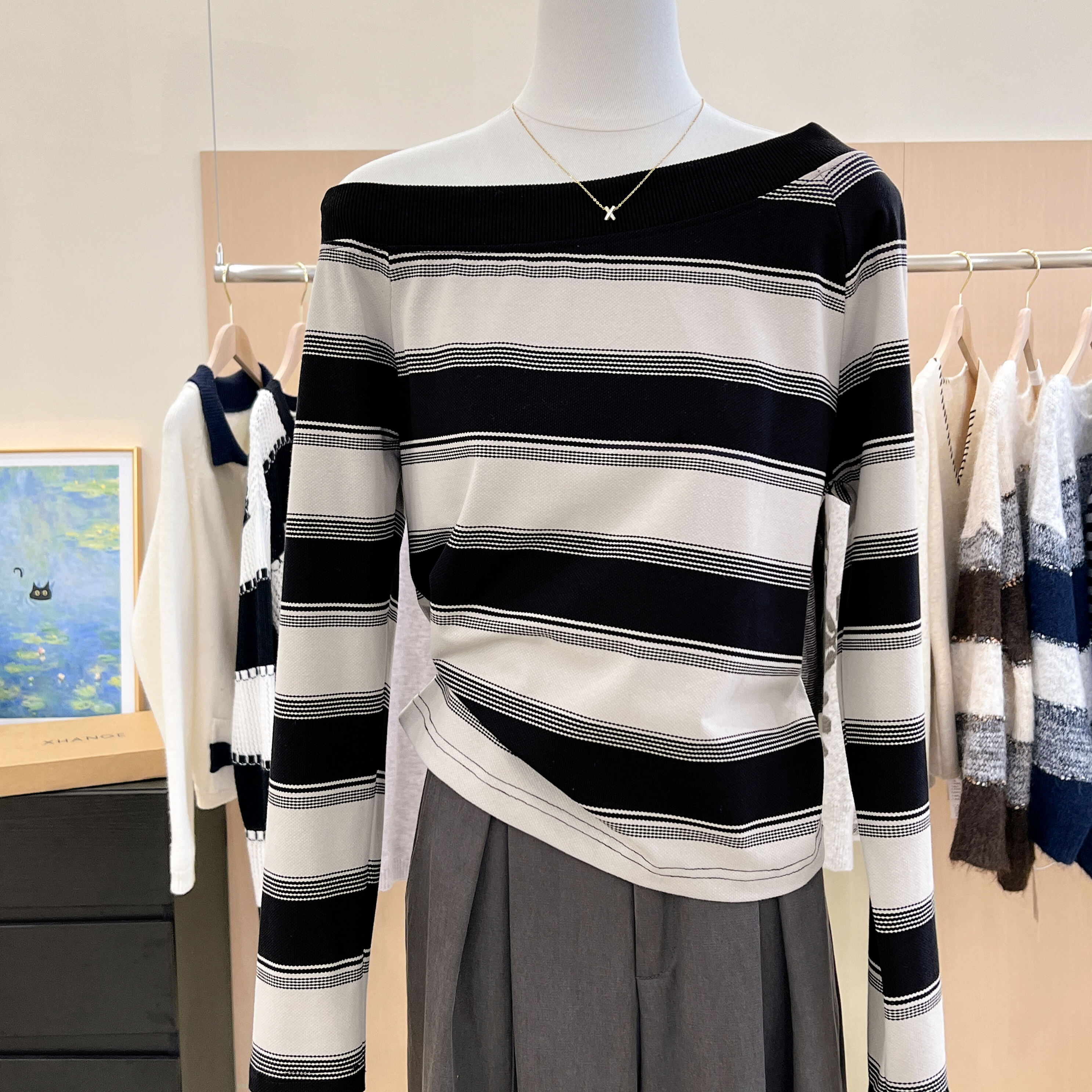 斜肩领黑灰条纹长袖t恤女秋冬