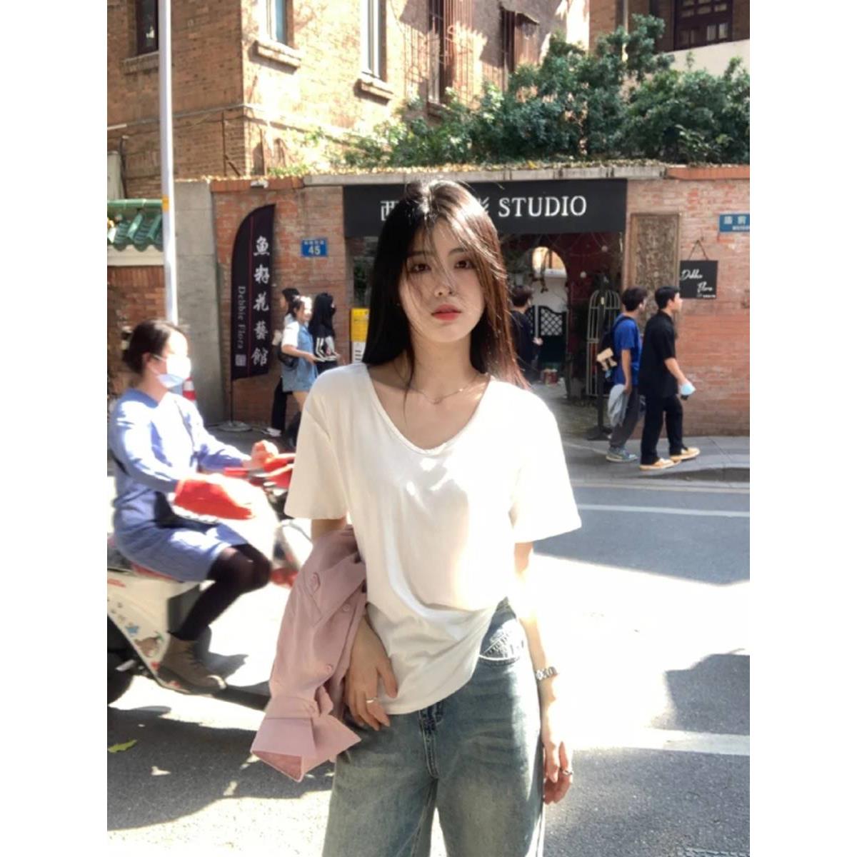 白色纯欲短袖V领t恤女2025夏季新款宽松显瘦大领口u领漏锁骨上衣
