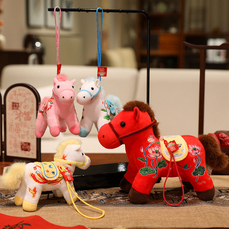 2026年马年生肖吉祥物新年春节摆件挂饰装饰年会本命年礼品中国风