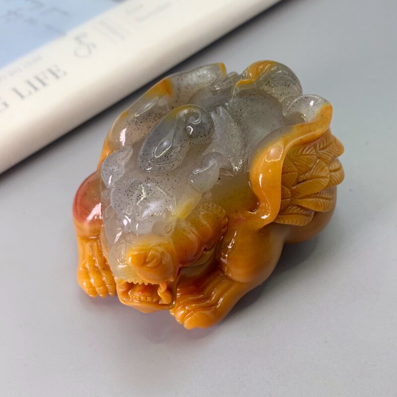 【行家金沙老料】精雕飞天貔貅手把件天然黄龙玉金沙料俏色巧雕