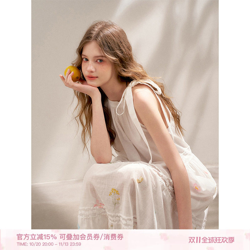 Kroche 梦境花园 手绘花卉竹节棉蕾丝花边拼接挂脖法式度假连衣裙