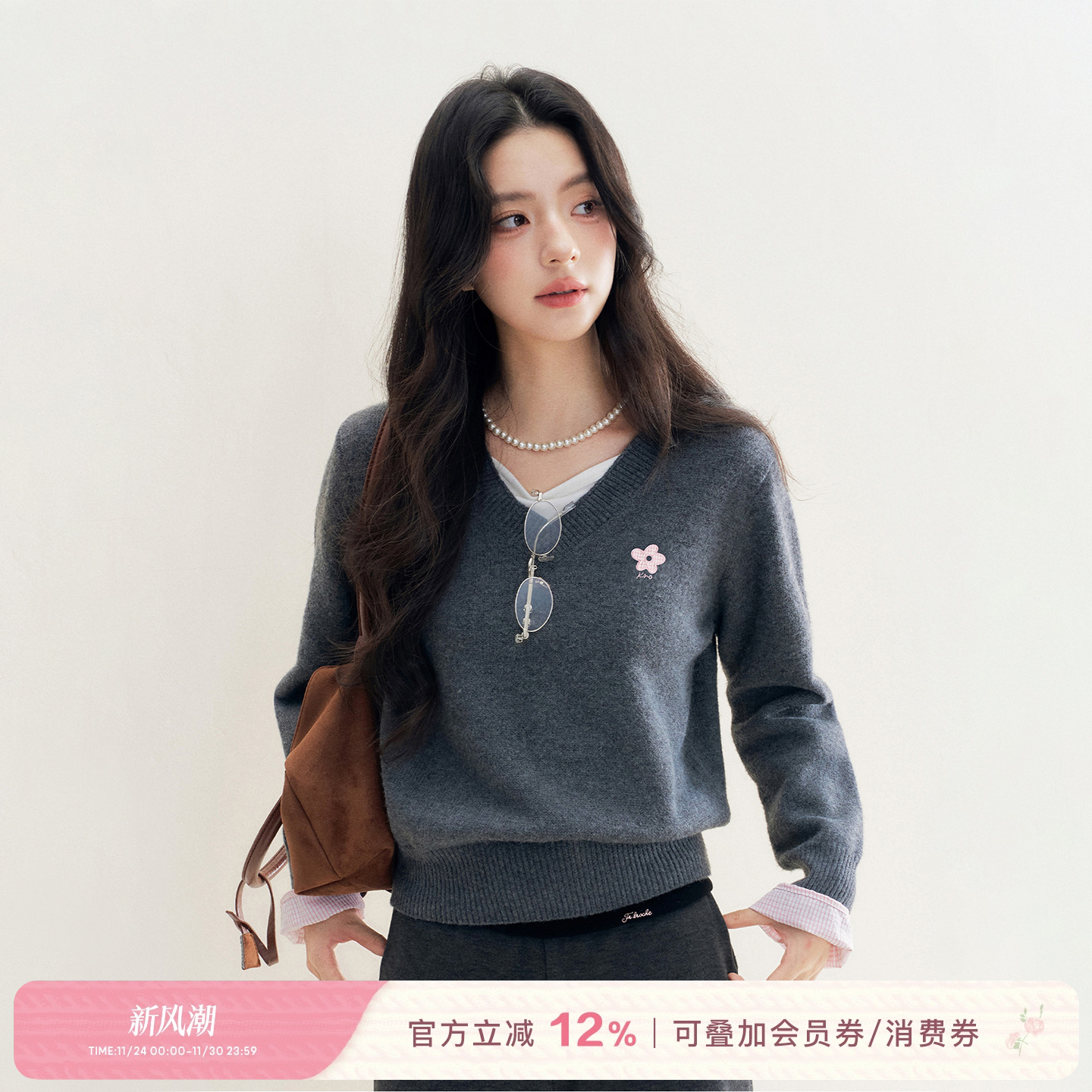 假两件格纹拼接花灰色v领毛衣