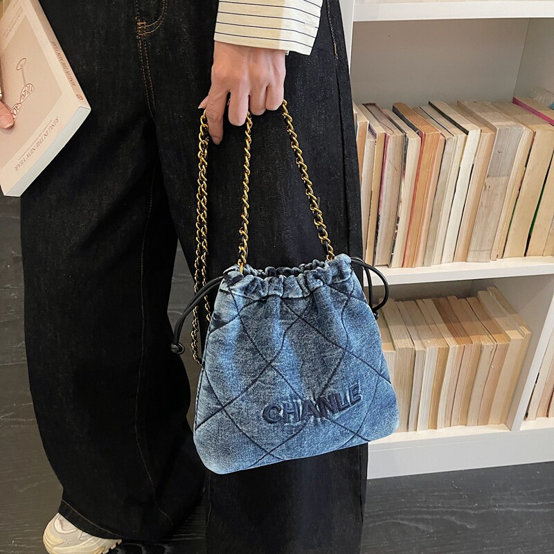 2026新款日韩风格牛仔水桶包链条单肩女包大容量百搭抽绳斜挎包潮