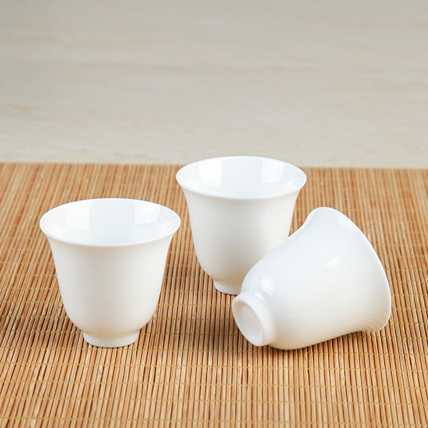 高白瓷闻香杯可做喝茶杯或喝酒杯图片