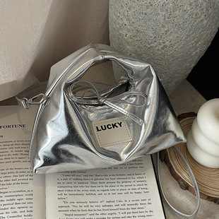 软皮单肩包饺子包百搭斜挎包 小众三角饭团手提包包女 stylish