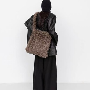 单肩包女秋季 复古弥赛亚毛毛斜挎包女时尚 毛绒托特包 stylish