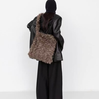 JW stylish 复古弥赛亚毛毛斜挎包女时尚单肩包女秋季毛绒托特包