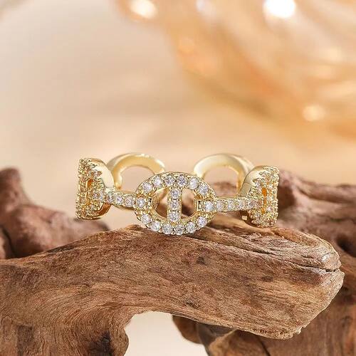 Fashionable and understated luxury style ring, elegant and