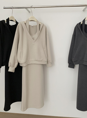 早秋穿搭一整套高级感连帽卫衣女减龄性感针织挂脖连衣裙两件套装