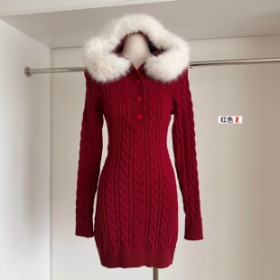 白色简约狐狸毛领连帽针织连衣裙女冬季新款修身打底包臀毛衣长裙