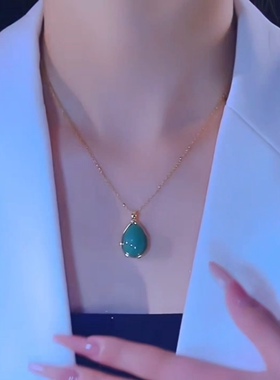 绿色椭圆水滴形项链女夏新款百搭2025款吊坠颈链气质高级感锁骨链
