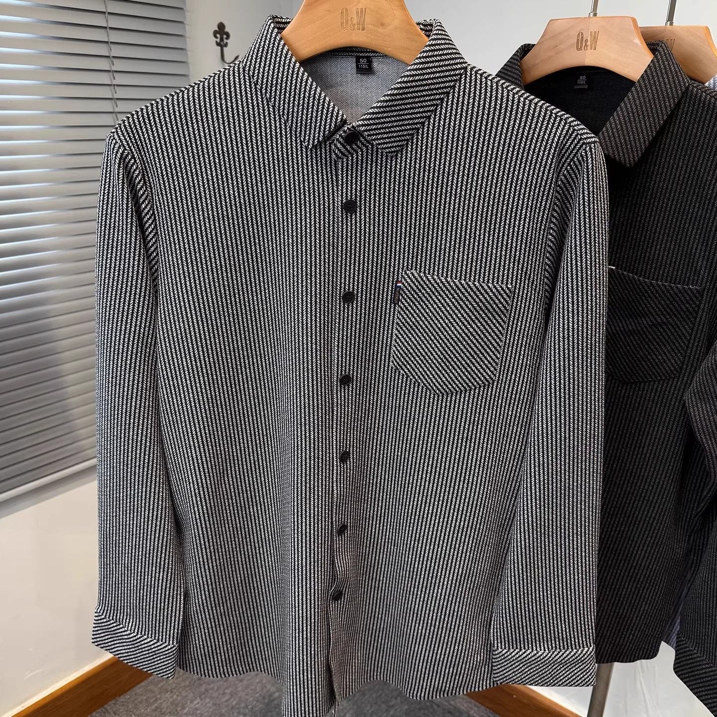秋季时尚商务竖条纹长袖翻领衬衫男士轻奢设计感口袋纽扣开衫衬衣