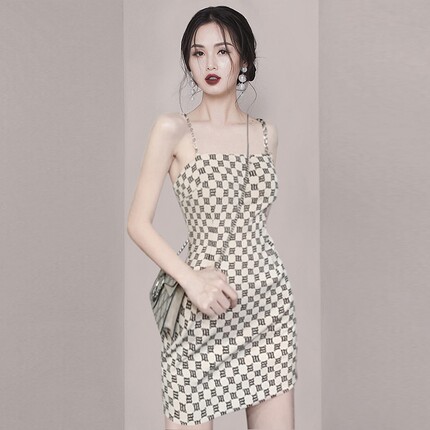 高级感轻奢气质性感吊带连衣裙女夏季新款设计感小众名媛女装短裙
