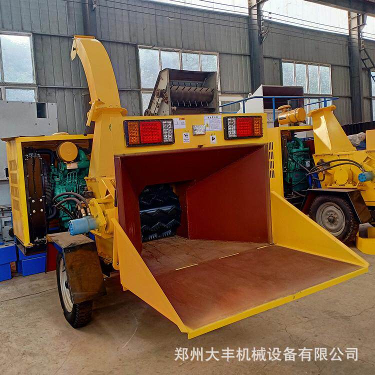 大型树枝原木粉碎机 葡萄藤条移动式柴油碎木机玉米杆果园碎枝机