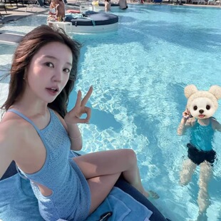 尹恩惠同款泳衣女连体显瘦高级感温柔雾霾蓝色镂空露背泡温泉度假