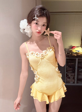 爱丽莎连体泳衣2026新款显瘦纯欲甜美少女小胸聚拢荷叶边温泉度假