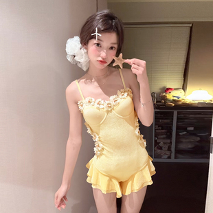 爱丽莎连体泳衣2026新款 显瘦纯欲甜美少女小胸聚拢荷叶边温泉度假