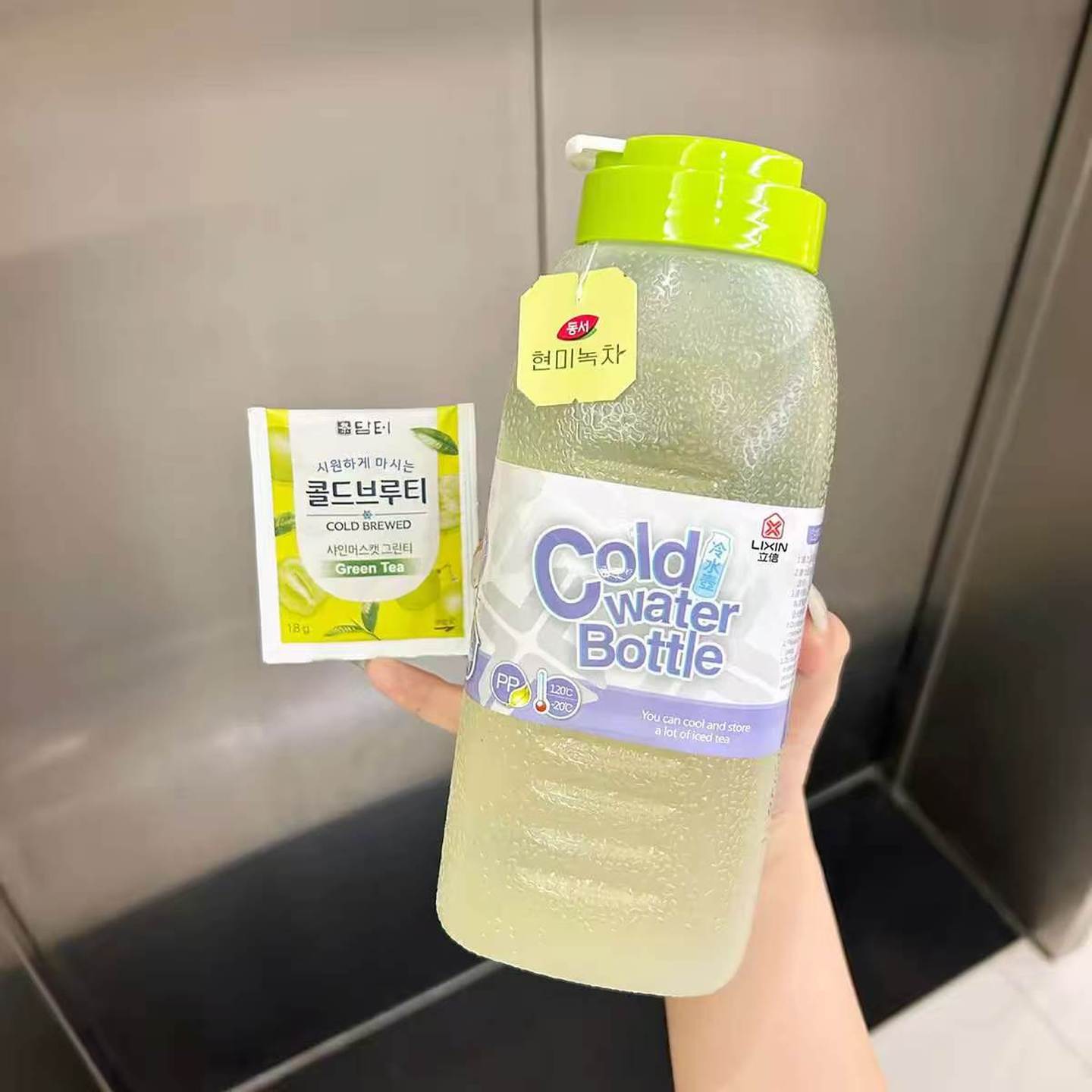 便携凉水杯学生大容量家用食品级可放冰箱冷水壶冷萃健身饮料桶