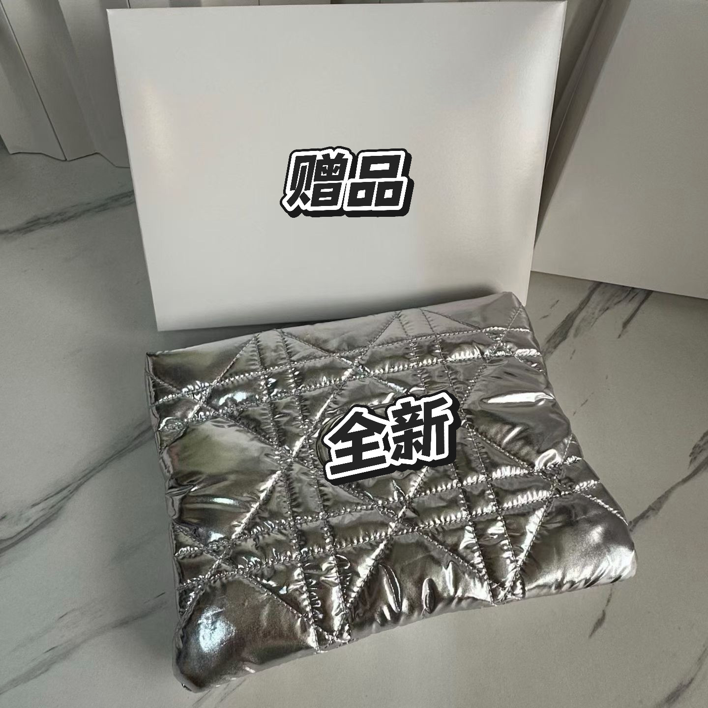 限定赠礼银色菱格手拿包日常收纳化妆包容量适中配礼盒