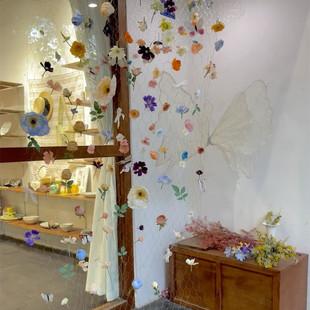 幼儿园美工区域角场景布置悬浮花朵书法瀑布造型铁网环创装饰材料