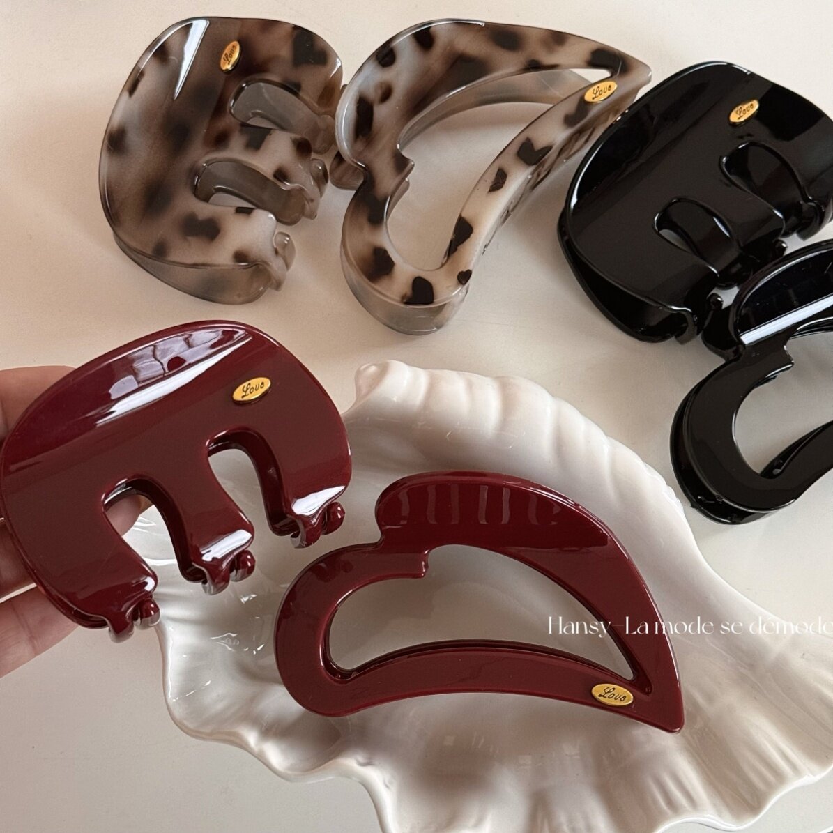 高级感M型爱心法式轻奢金标女后脑勺盘发鲨鱼夹发夹简约夹子发饰