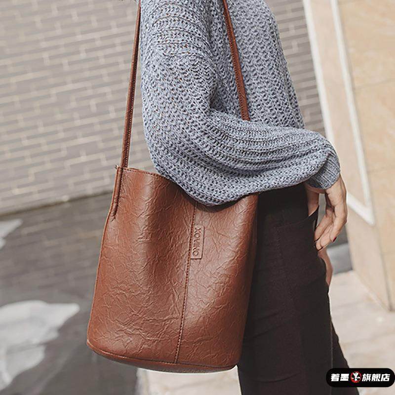 2025新款复古水桶包反绒油皮手提包斜挎包女包大容量购物包包棕色,箱包皮具/热销女包/男包,水桶包,淘宝优惠券,粉丝福利购,淘宝优惠卷