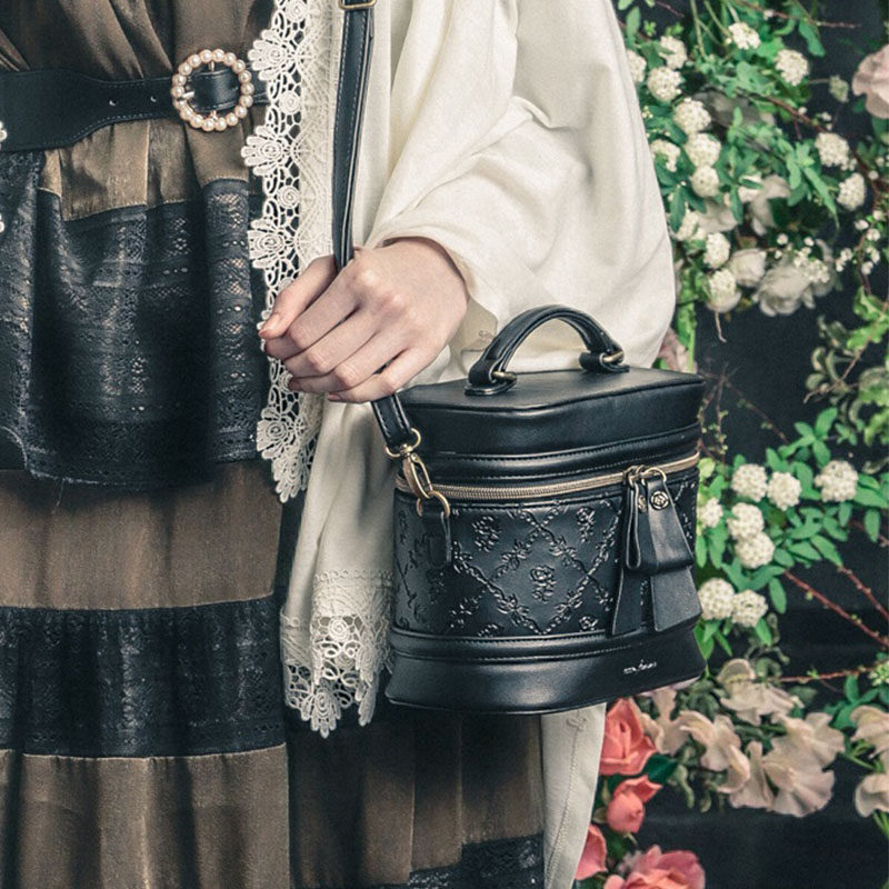 axes femme复古玫瑰拉链装饰花朵字母压花化妆包手提包 va613x12