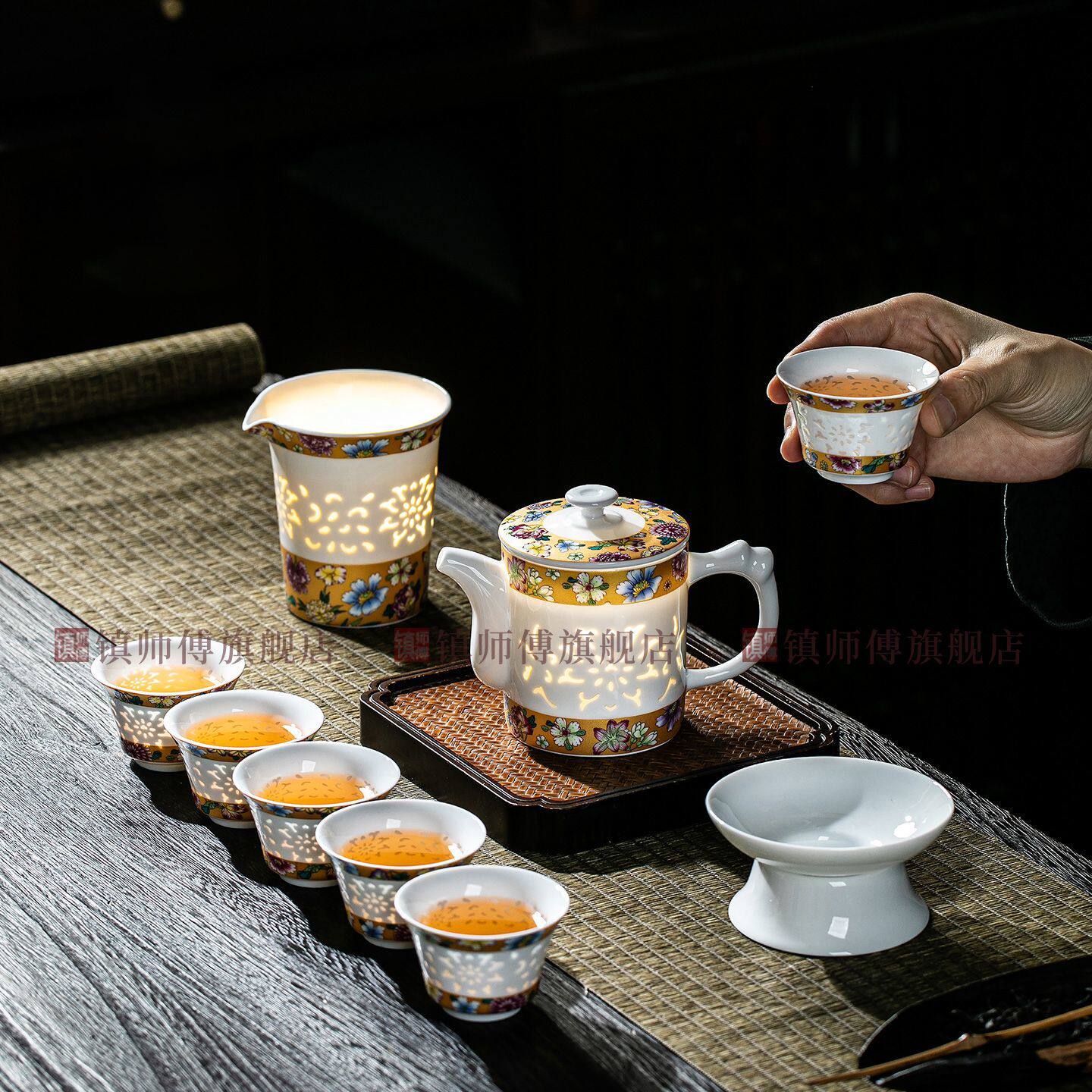 珐琅彩玲珑帝黄万花茶壶
