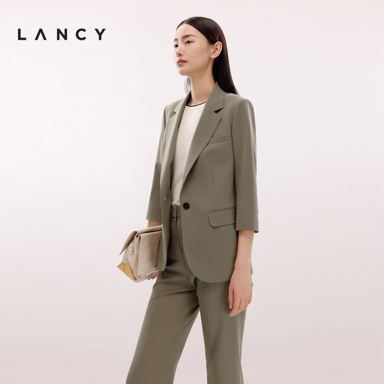 简约单扣 后摆开叉 立体肩型