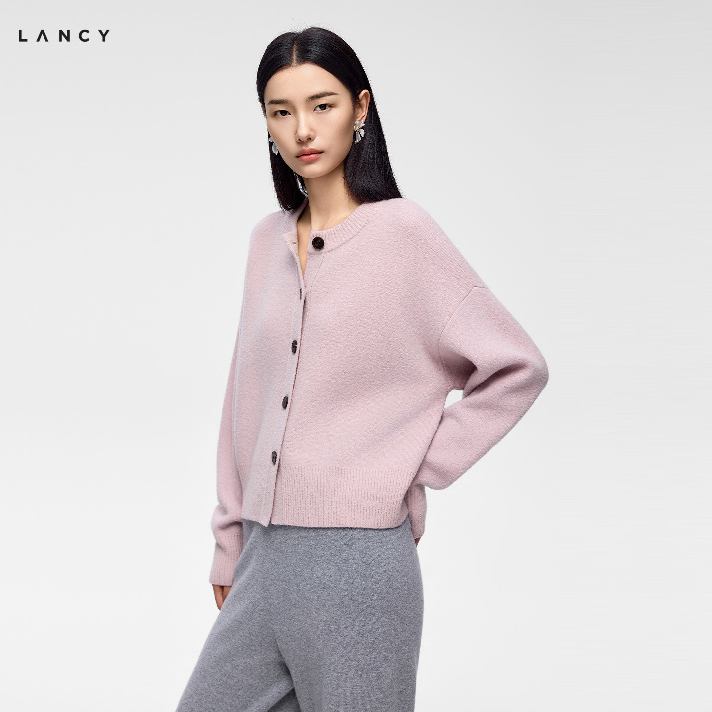 LANCY/朗姿2026冬季新款羊毛气质简约圆领针织开衫百搭纯色短上衣