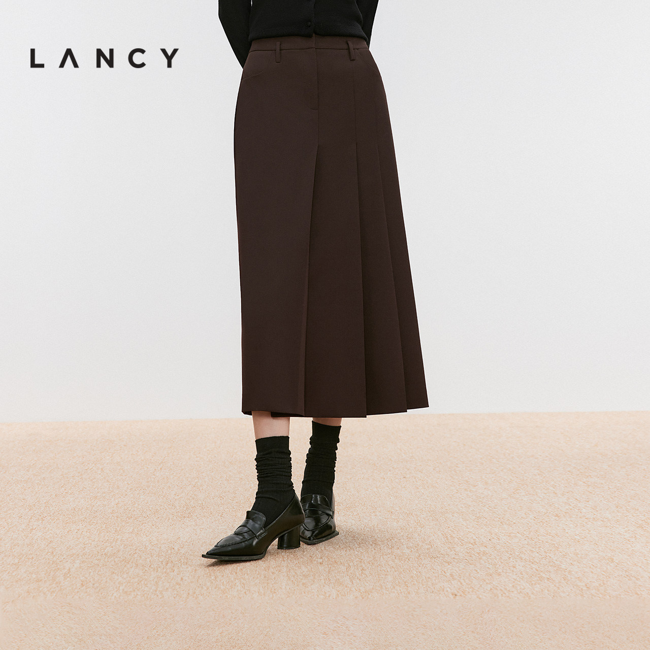 便捷插袋 过膝裙长 不对称设计