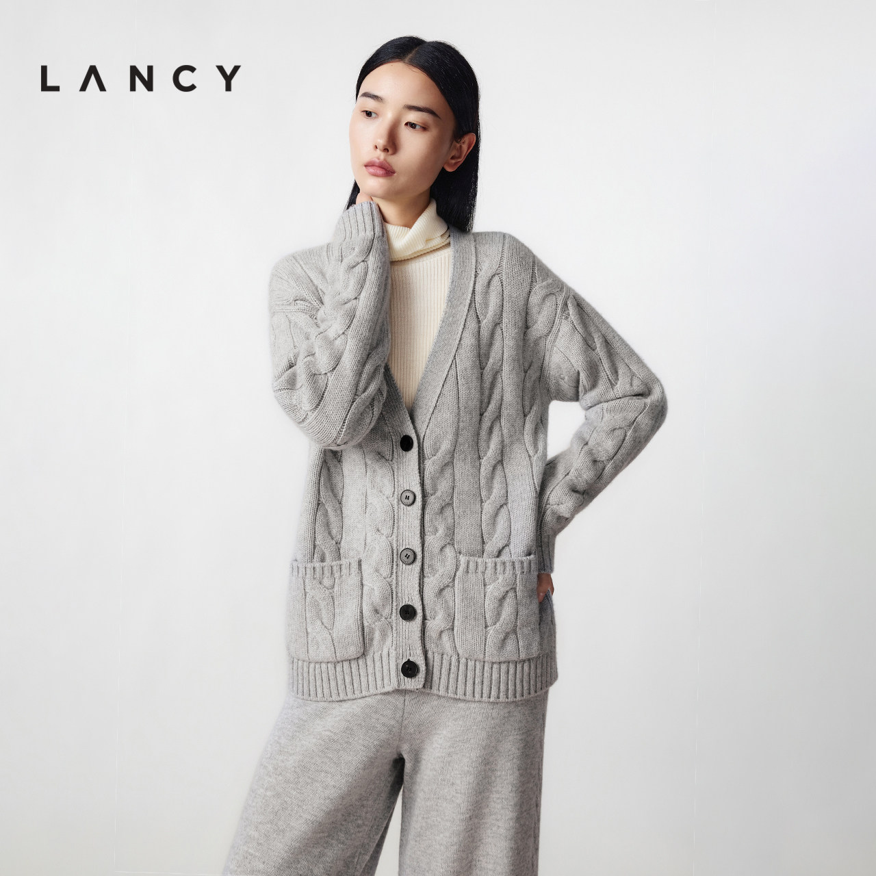 V领设计 绞花纹理 蓬松质感