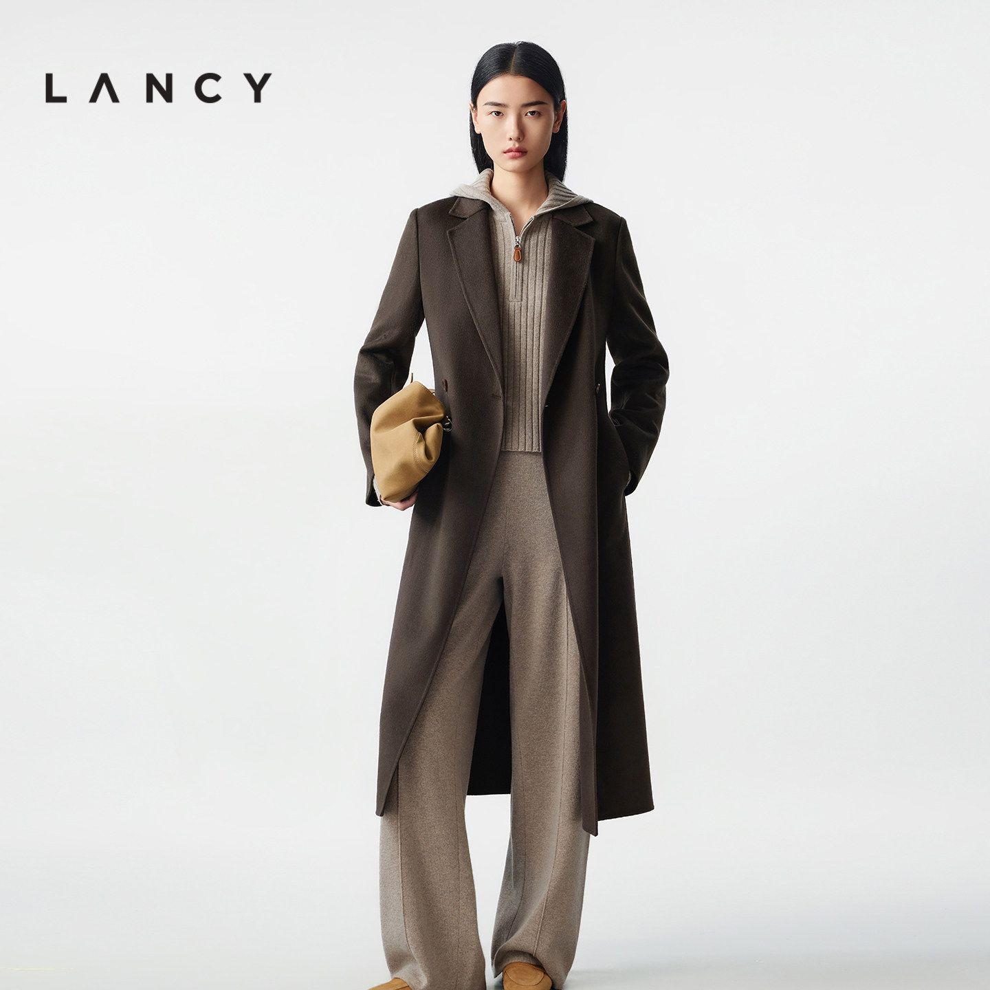 翻领设计 长款版型 腰带修饰