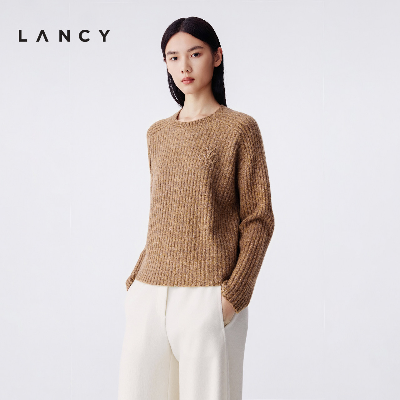 坑条肌理 马鞍肩廓形 手绣蝴蝶