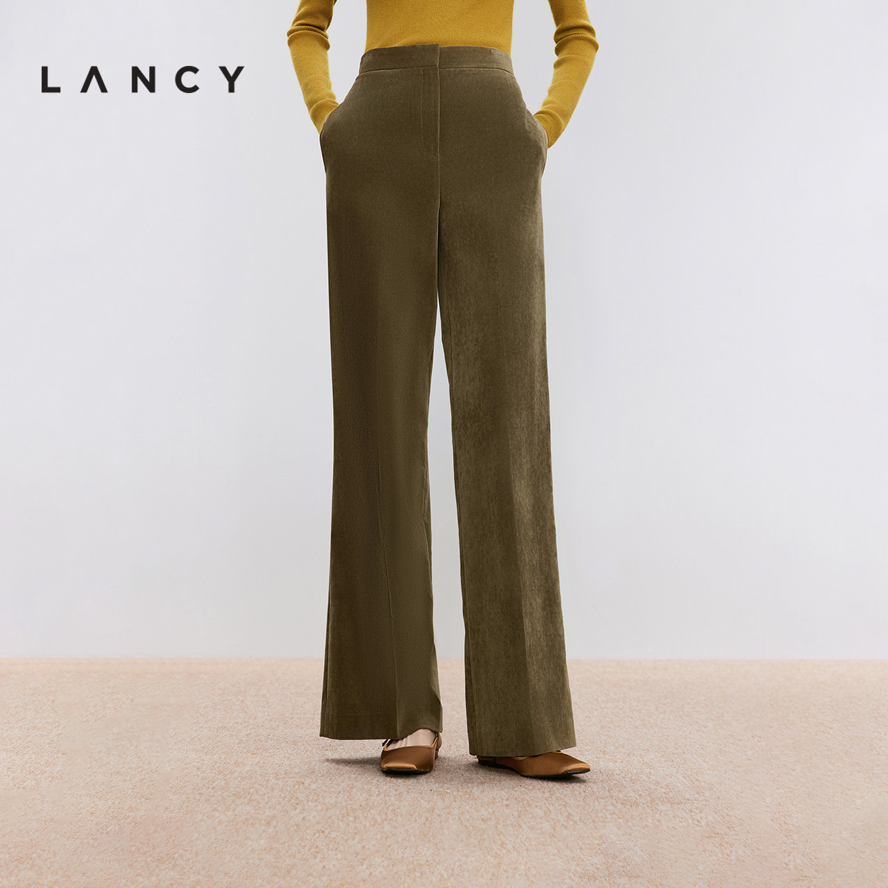 直筒廓形 高腰设计 绒面肌理